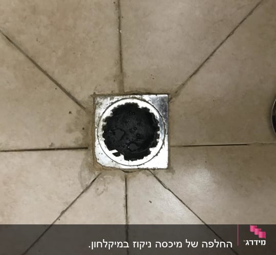 פתח ניקוז מרובע עם מכסה מתכת פתוח